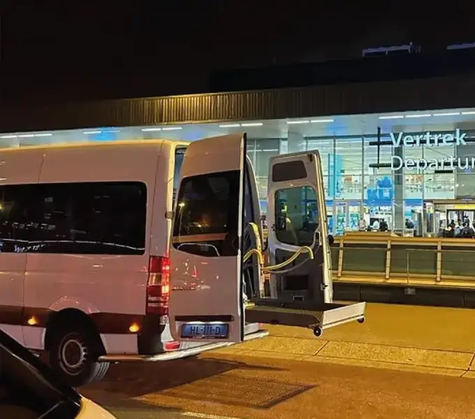 Rolstoelbus bij Schiphol voor reizigers uit Ridderkerk